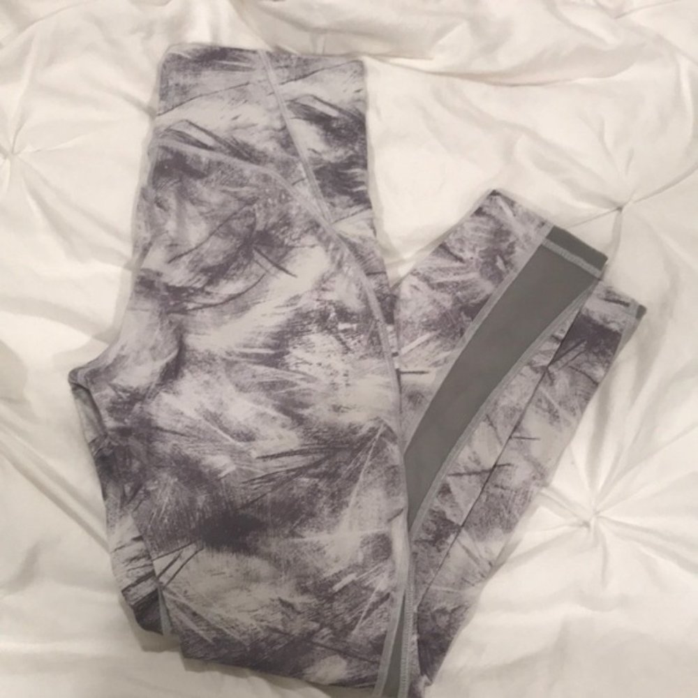 Lululemon Train Times 7/8 leggings FREE SHIPPING
